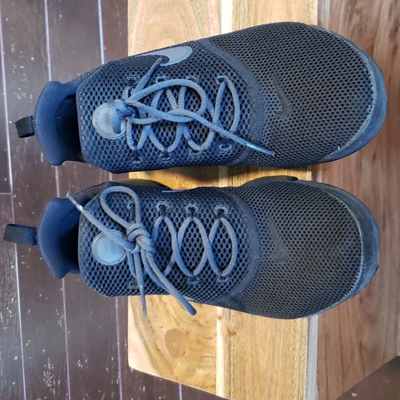 Nike Presto youth / women's size 6.  Pre-owned.   Good condition - Picture 2 of 8